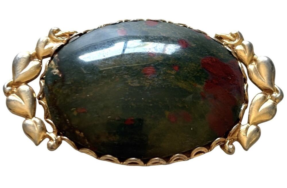 Bloodstone Cabochon Brooch Gold Plated Heart Oval Pin Vintage 2x1” Jewelry